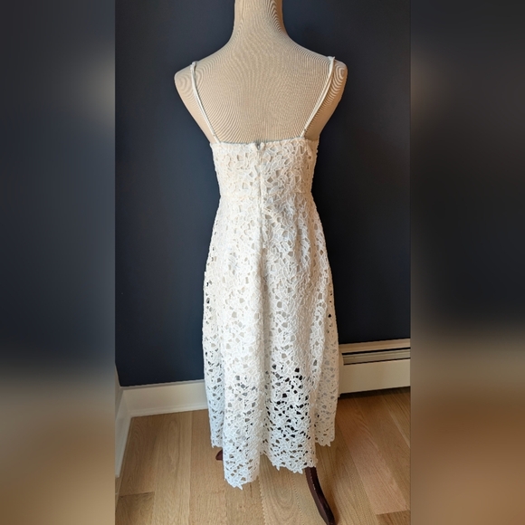 ASTR the label, size S, white lace dress, lined. Very Stylish and Versatile. - Picture 3 of 9